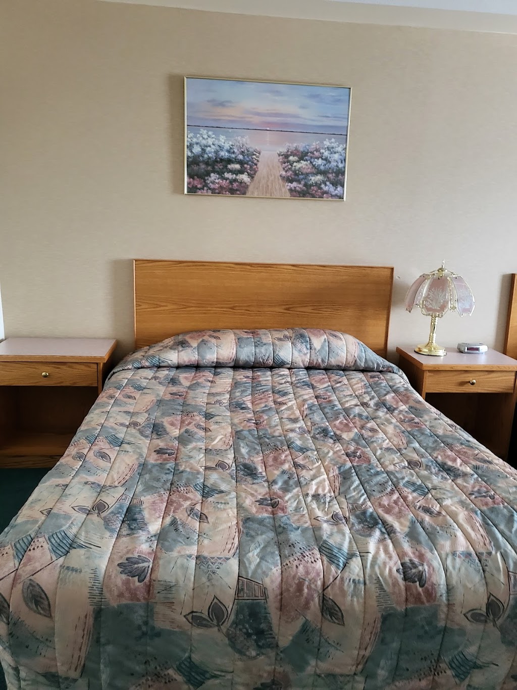 Rocky Mountain Guest House | 5 Nelson Ave, Mountain View, AB T0K 1N0, Canada | Phone: (403) 360-6273