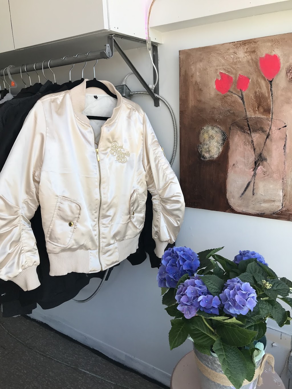 DK Boutique | 3371 Lake Shore Blvd W A, Etobicoke, ON M8W 1N1, Canada | Phone: (416) 252-2271