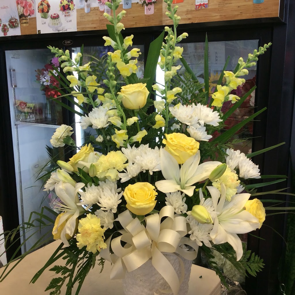 Kitchener Ontario Florist | 499 Lancaster St W, Kitchener, ON N2K 1L8, Canada | Phone: (519) 593-2332