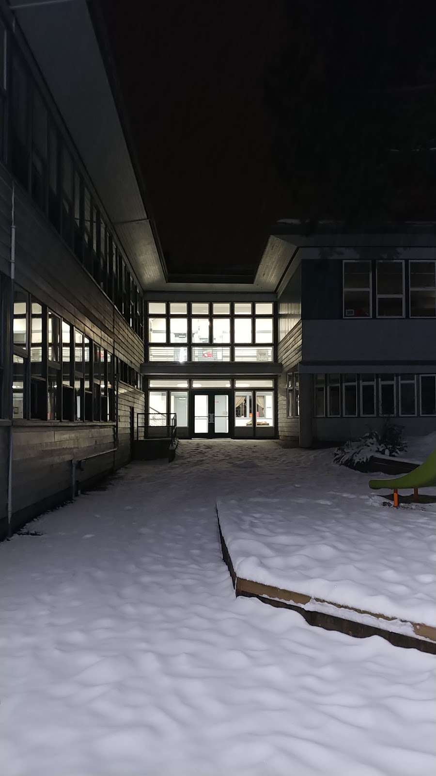 Caulfeild Elementary School | 4685 Keith Rd, West Vancouver, BC V7W 2M8, Canada | Phone: (604) 981-1200