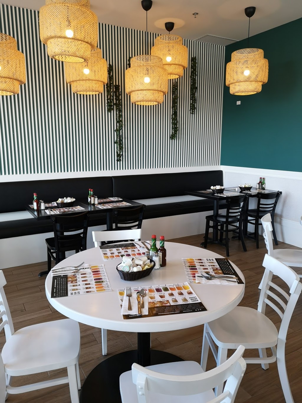 LOeufrier Varennes | 1627 QC-132, Varennes, QC J3X 1P7, Canada | Phone: (450) 985-1062