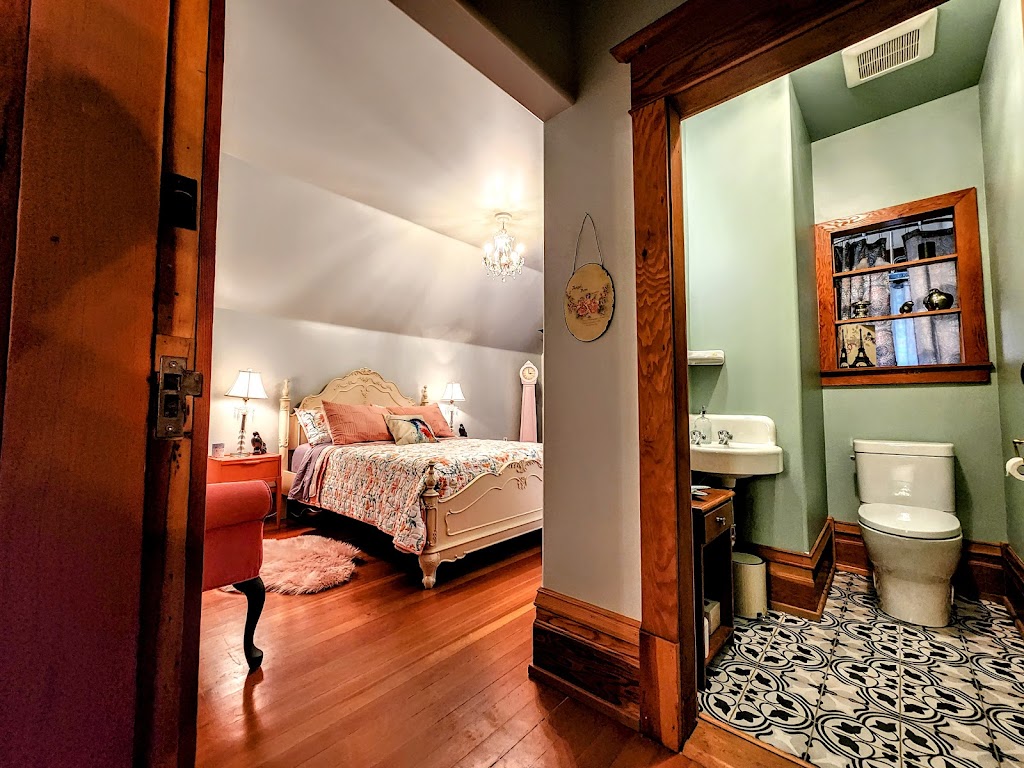 Hummingbird Gardens B&B | 3847 Fearn Way, Ladysmith, BC V9G 1K7, Canada | Phone: (778) 269-4866