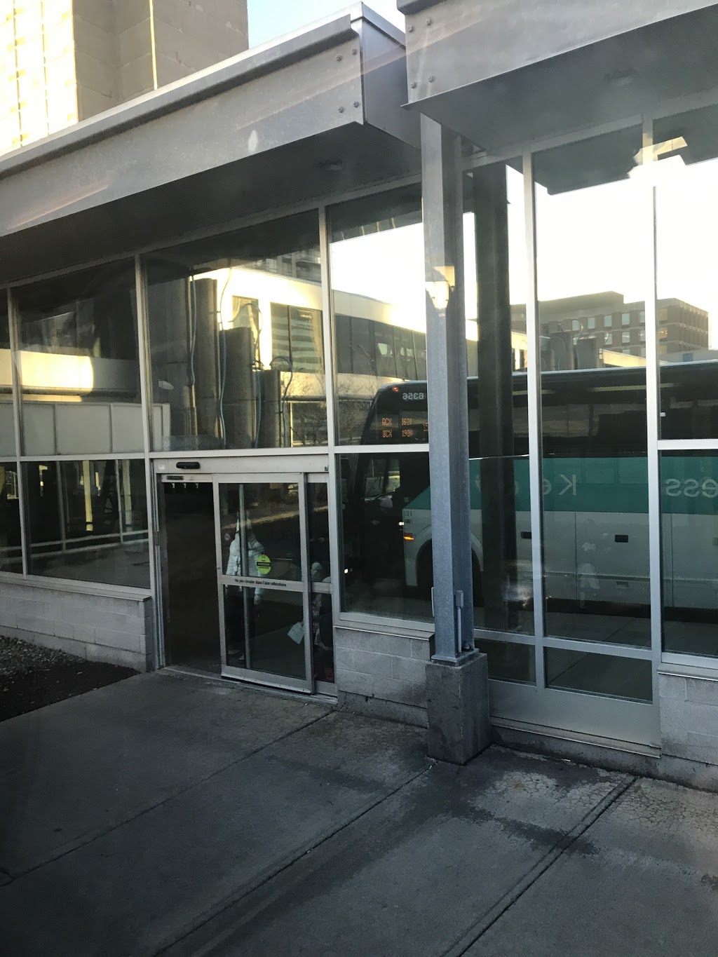 New Débarcadère Metro | 1010 Rue de Sérigny, Longueuil, QC J4K 5G7, Canada | Phone: (450) 463-7311