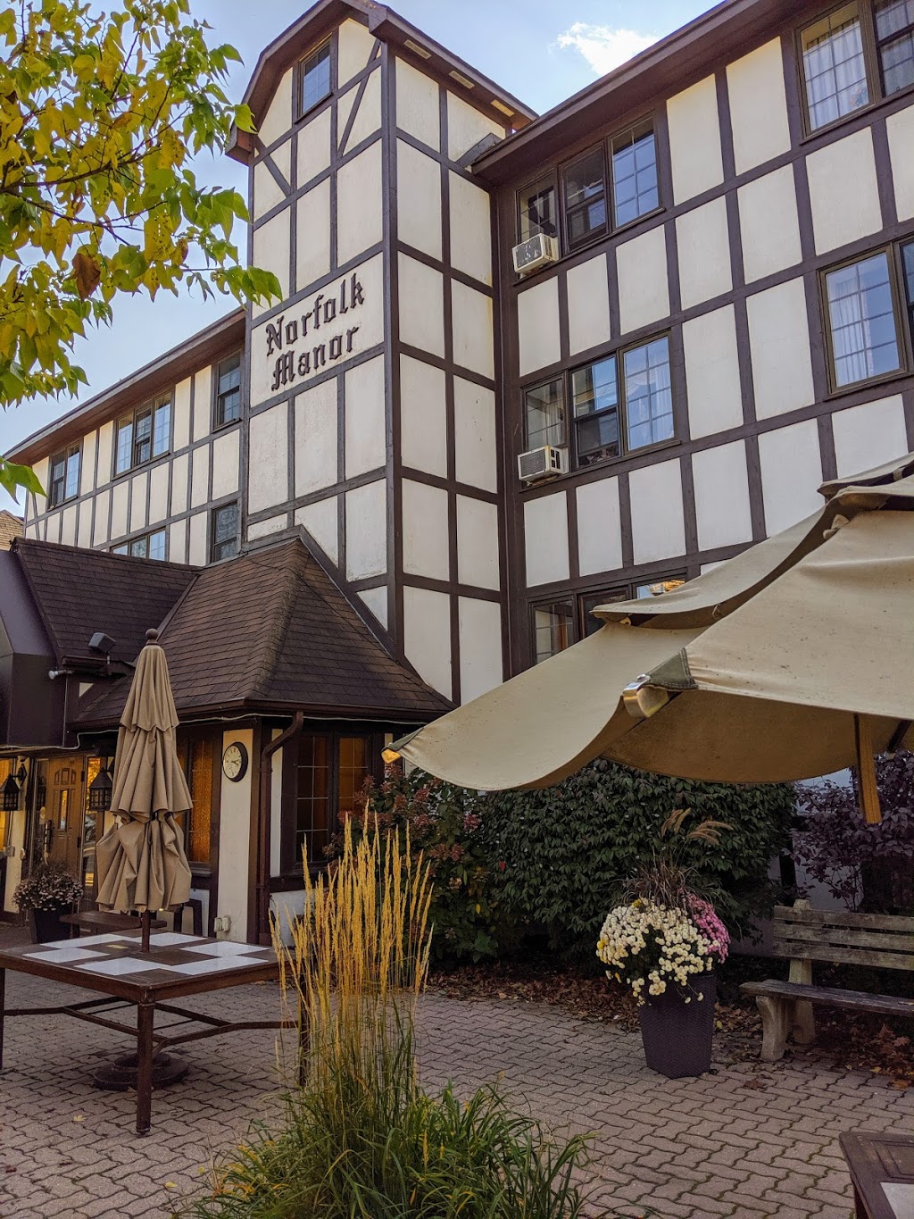 Norfolk Manor Inc | 128 Norfolk St, Guelph, ON N1H 4J8, Canada | Phone: (519) 837-1100