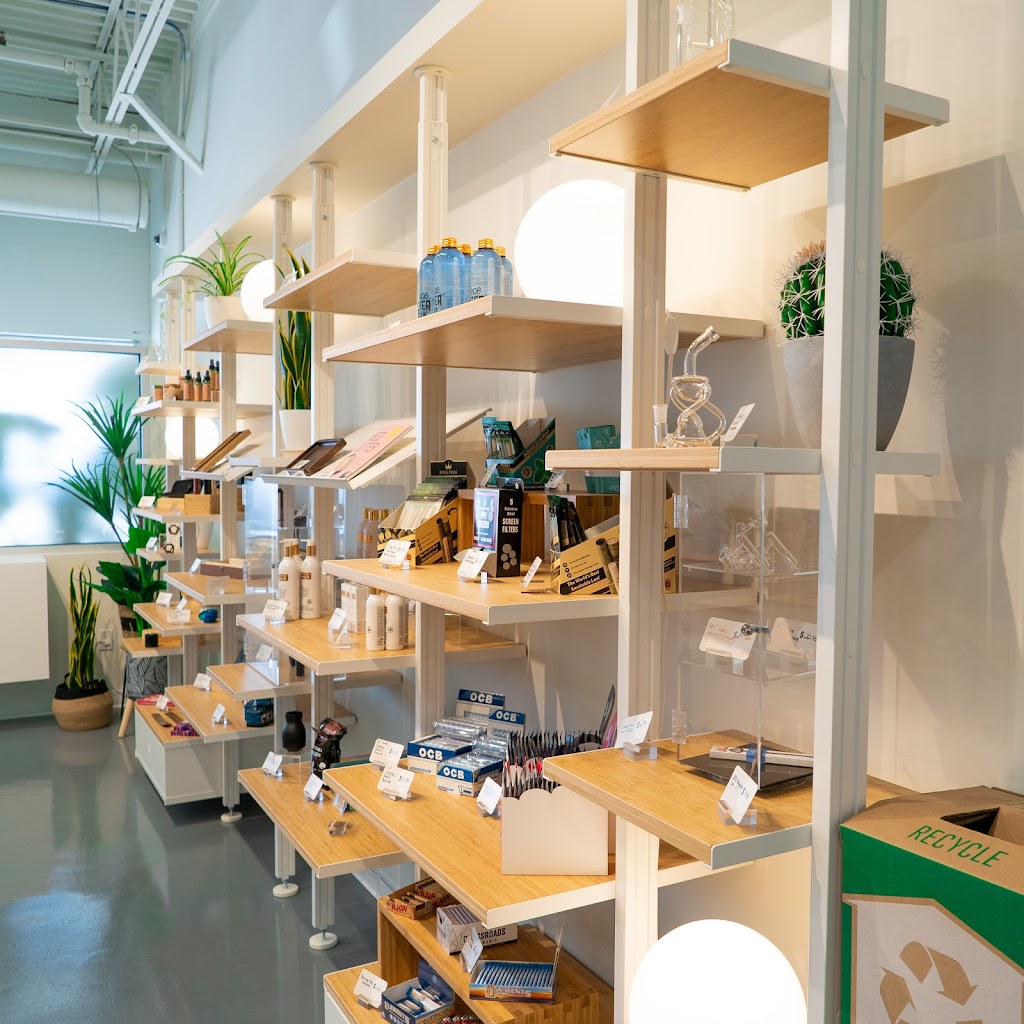 Crossroads Cannabis Woodstock | 385 Springbank Ave, Woodstock, ON N4T 1R3, Canada | Phone: (519) 602-3219
