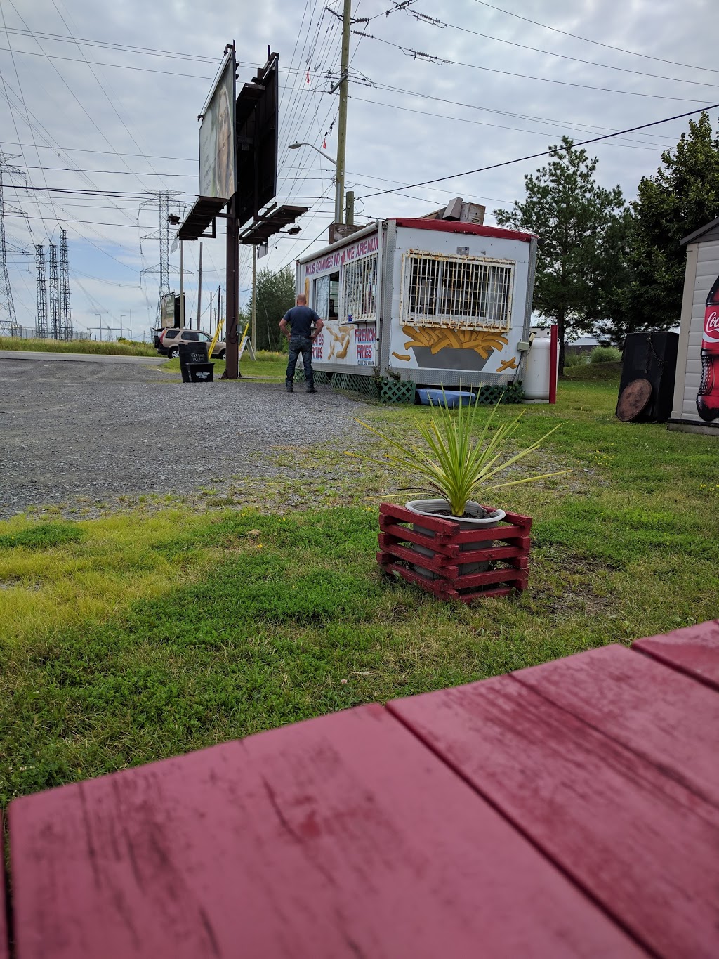 Claude Chip Wagon | 3050 Hawthorne Rd, Ottawa, ON K1G 3J6, Canada | Phone: (613) 736-9612