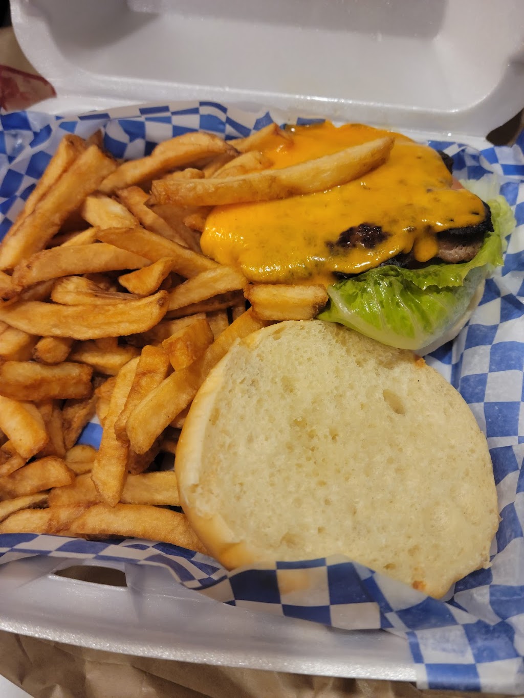 Suthas Pizza Bar & Grill | 79 E Davis St, Trenton, ON K8V 4K9, Canada | Phone: (613) 392-2123