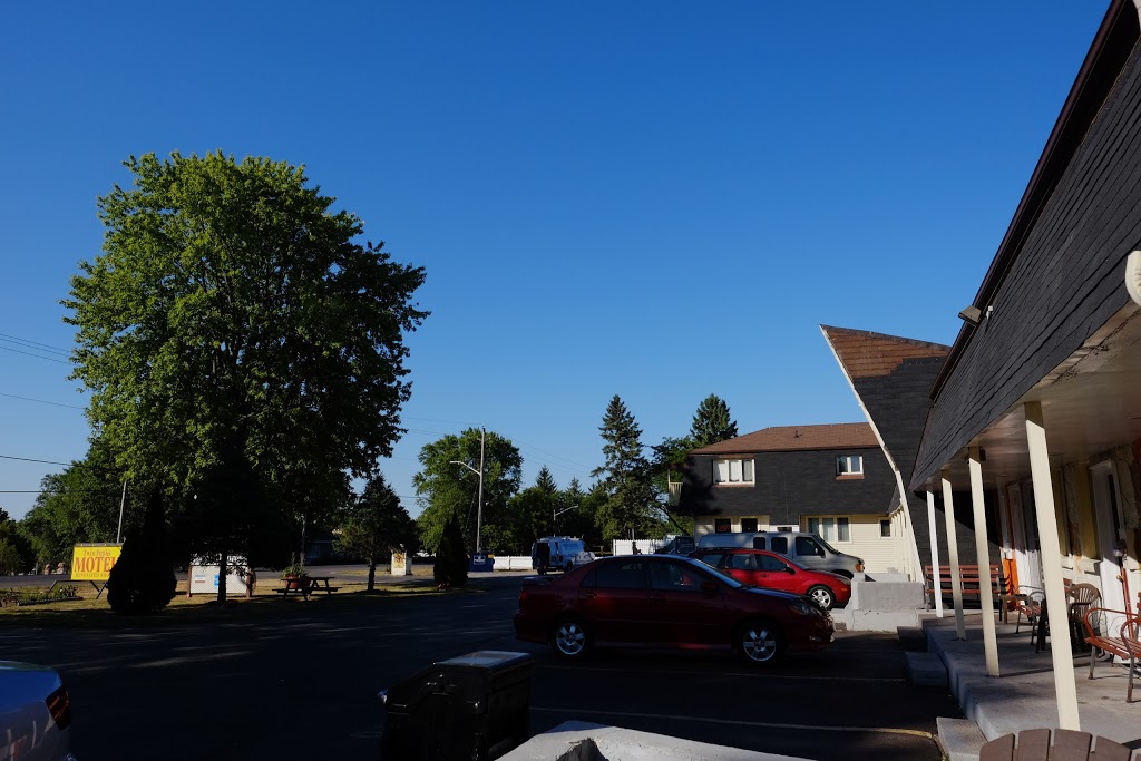 Twin Peaks Motel Napanee | 353 Dundas St W, Napanee, ON K7R 2B5, Canada | Phone: (613) 354-4066
