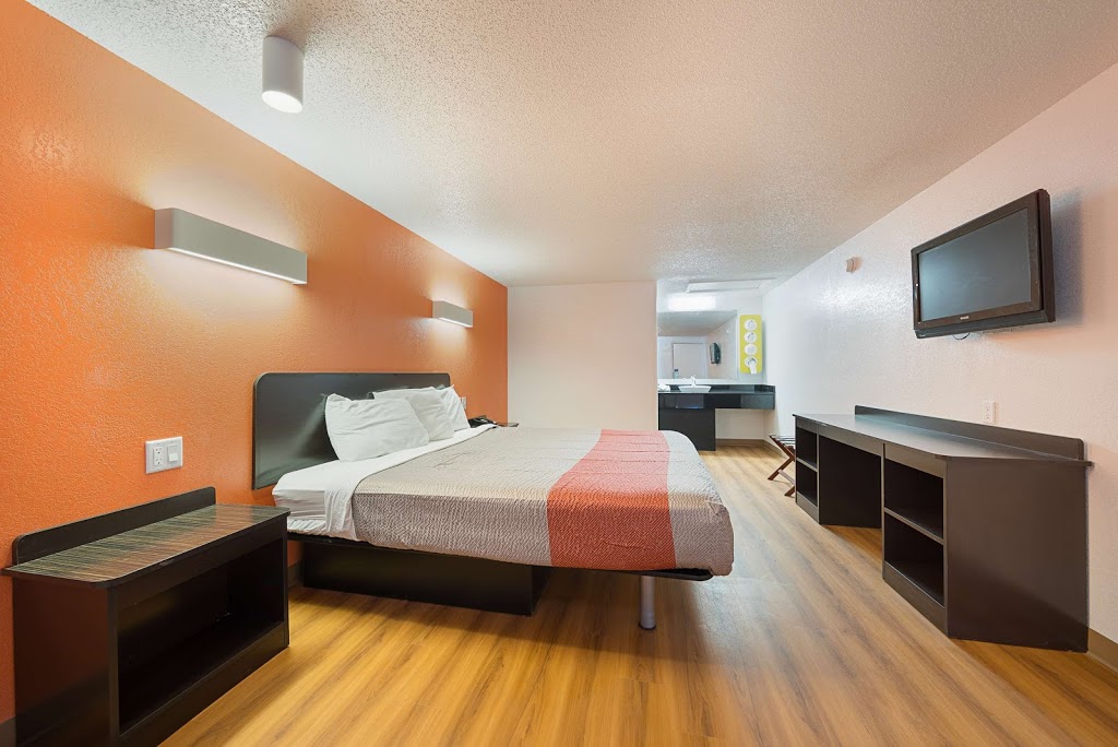 Motel 6 Hamburg NY | 5245 Camp Rd, Hamburg, NY 14075, USA | Phone: (716) 648-2000