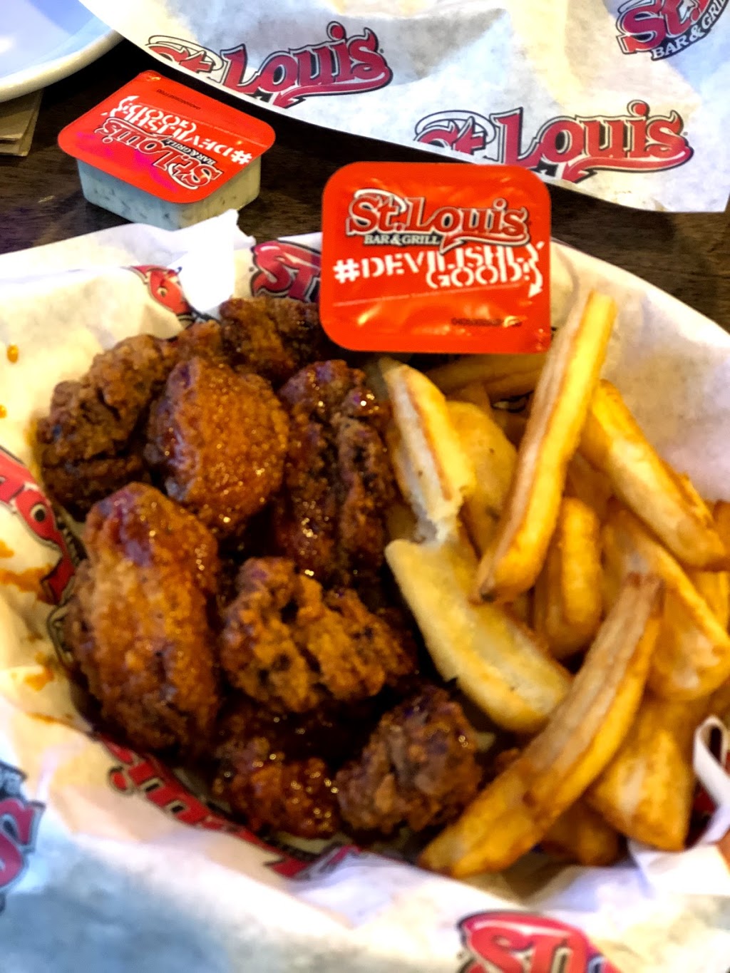 St. Louis Bar & Grill | 353 Duckworth St, Barrie, ON L4M 5C2, Canada | Phone: (705) 252-0999