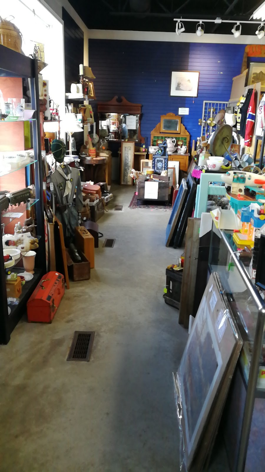 Antiques Mall On 11 North - 3823 Campbell Rd, Severn, ON L3V 6H3, Canada