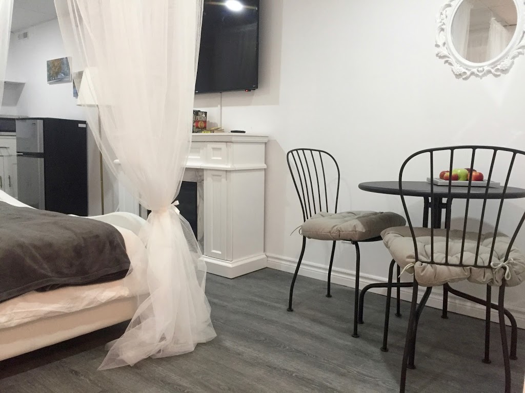 Port Franks Getaway - Pinery Bijou Suite | 7702 Clayton St, Port Franks, ON N0M 2L0, Canada | Phone: (519) 312-8905