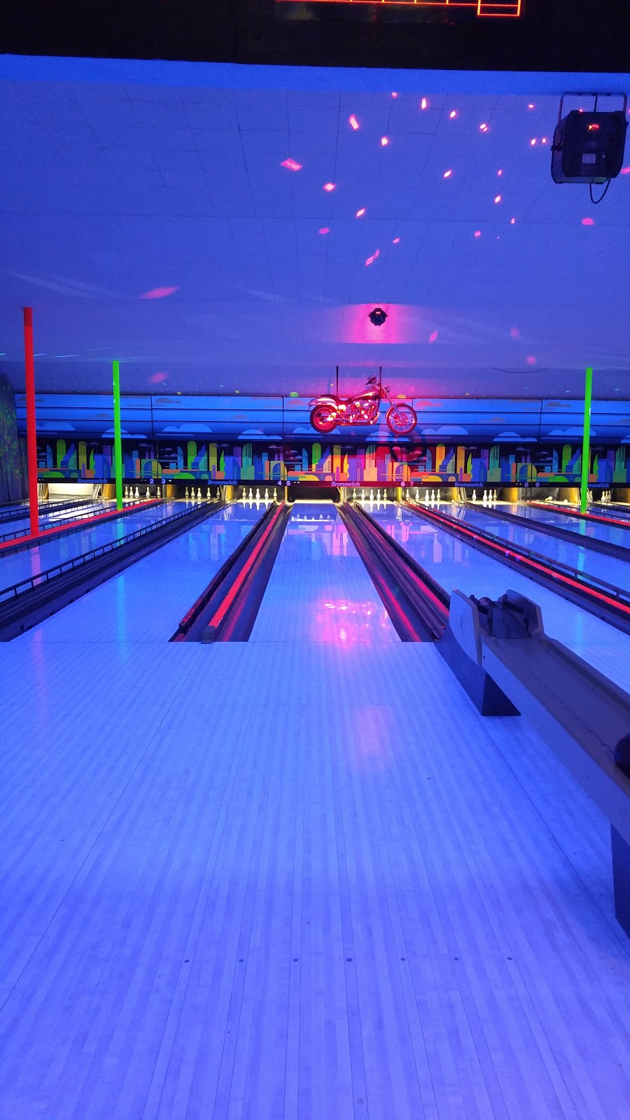 Roxy Lanes | bowling alley | 385 Henderson Hwy, Winnipeg, MB R2K 2H3, Canada | 2046676865 OR +1 204-667-6865