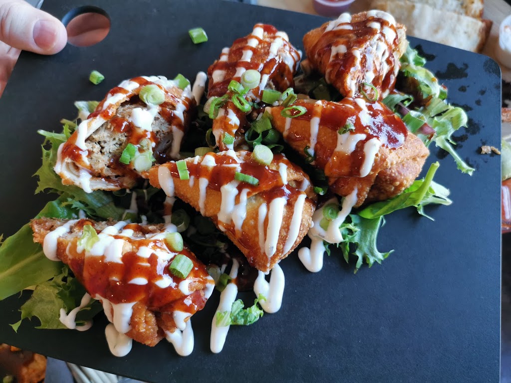 Twiggs Bar & Grill | 1207 Essex County Rd 22, Emeryville, ON N0R 1C0, Canada | Phone: (519) 727-8704