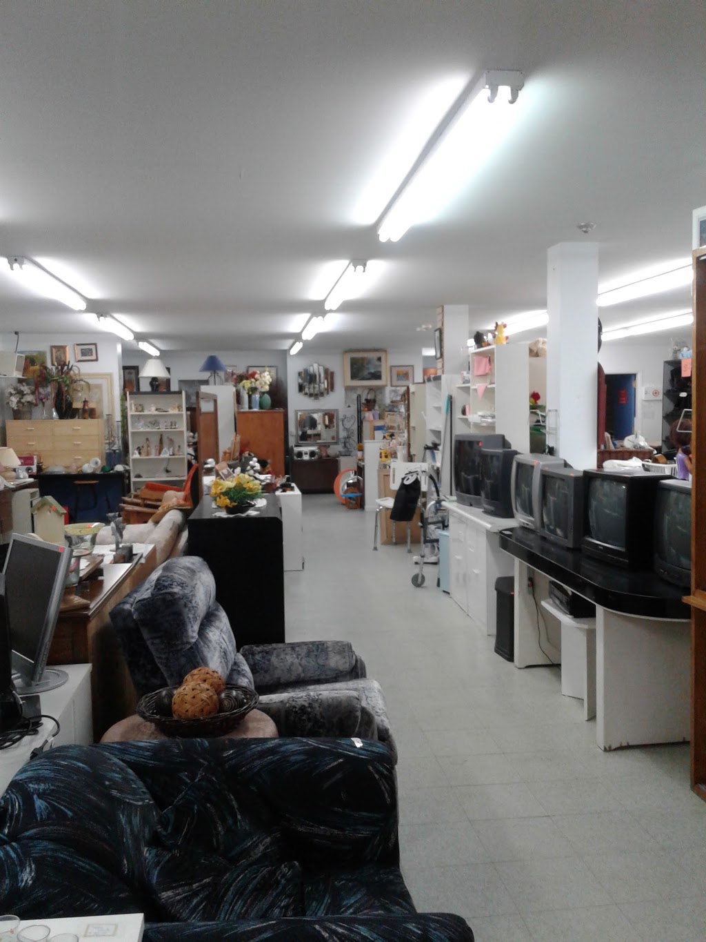 Friperie De La Cote Inc | 11186 Ave Royale, Beaupré, QC G0A 1E0, Canada | Phone: (418) 702-0732