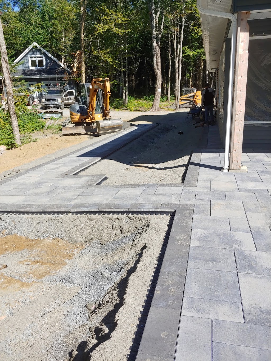 Royal Scapes | 437 Lake Dr S, Keswick, ON L4P 1P7, Canada | Phone: (506) 479-1380