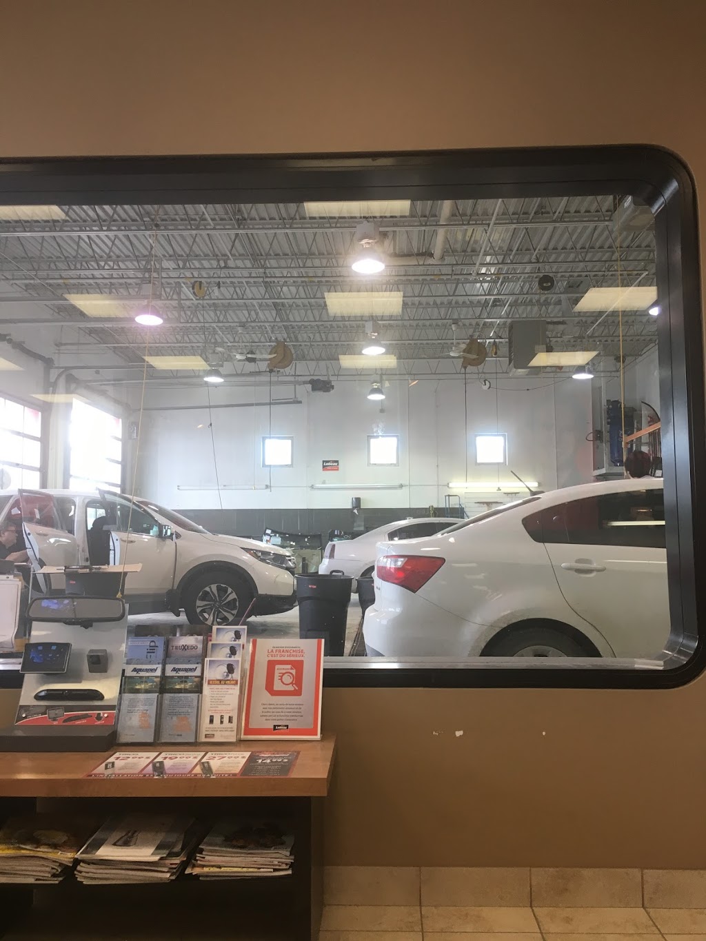 Lebeau Vitres dautos | 1690 Boulevard Curé-Labelle, Laval, QC H7V 2W2, Canada | Phone: (450) 688-3751