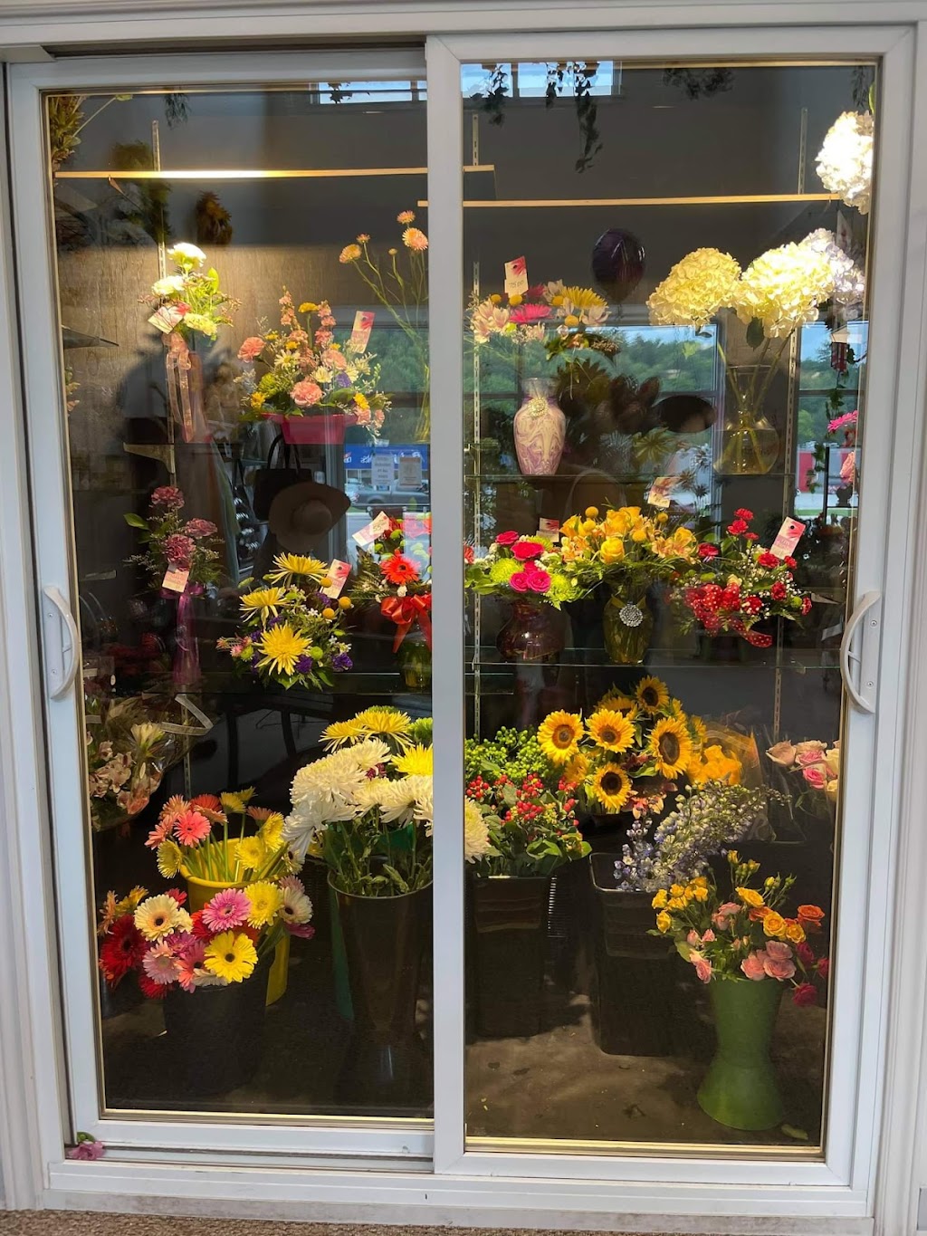 McDonalds Flower Cart | florist | 1000 10th St W, Owen Sound, ON N4K 5S2, Canada | 5193762946 OR +1 519-376-2946