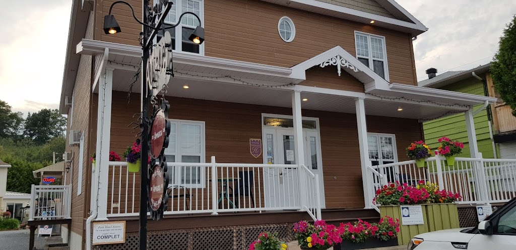 Petit Hôtel Amara | 905 Rue Richelieu, La Malbaie, QC G5A 2X8, Canada | Phone: (418) 665-9900