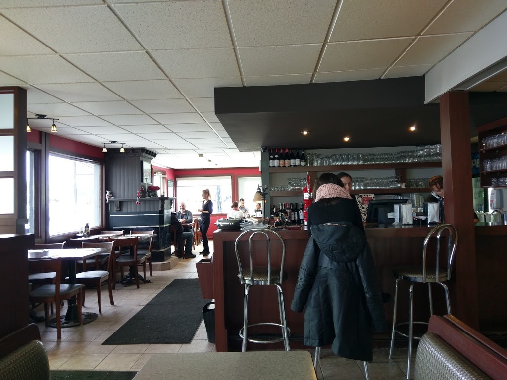 Resto Bar Hélène | 9030, rue de la Montagne, Valcourt, QC J0E 2L0, Canada | Phone: (450) 532-3575