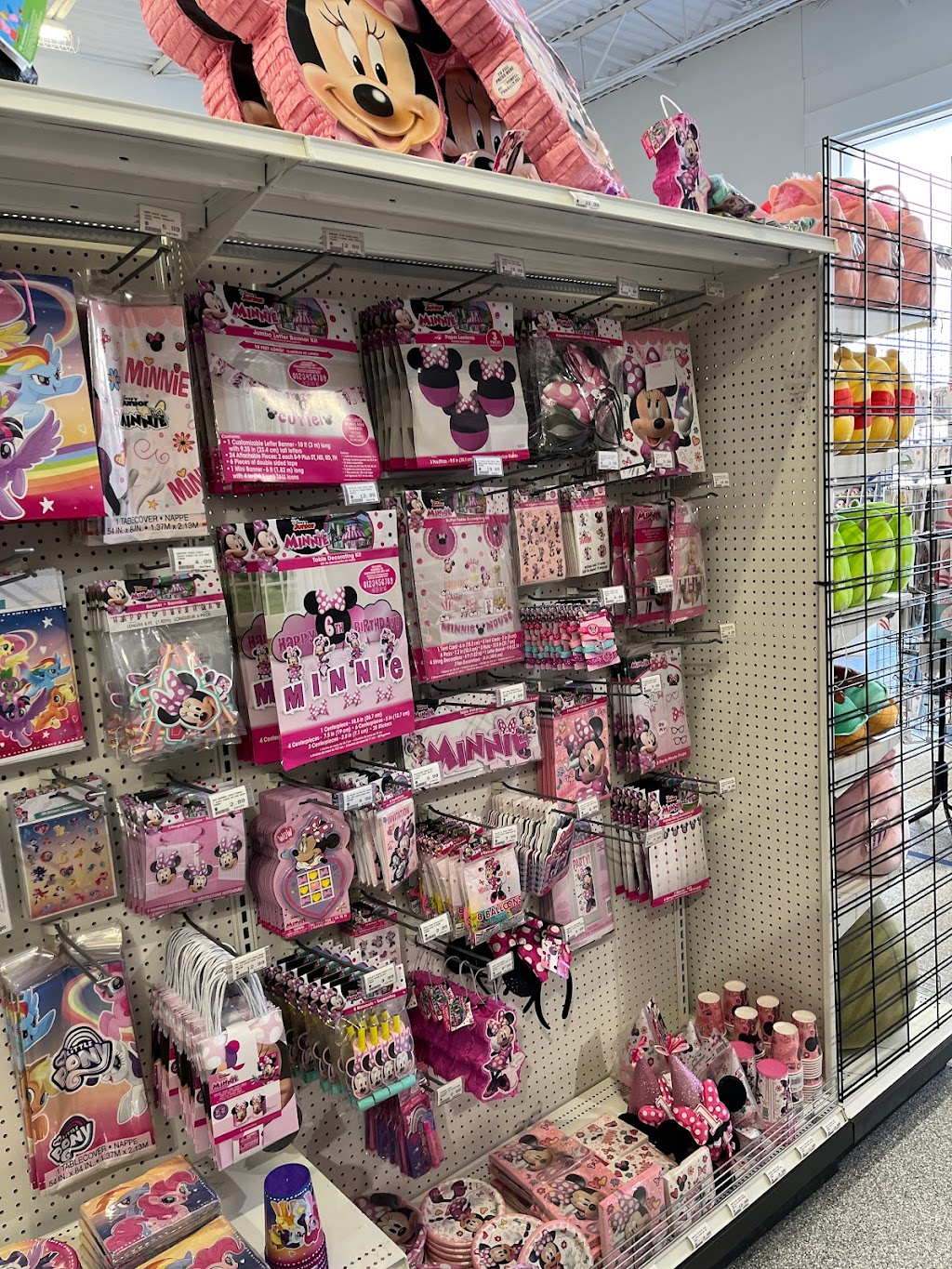 GIGGLES Laval - Party / Balloons / Balloon Delivery - Wedding Supplies / Jouets - Costumes | 1066 Rue Desserte O, Laval, QC H7X 4C9, Canada | Phone: (450) 689-7619