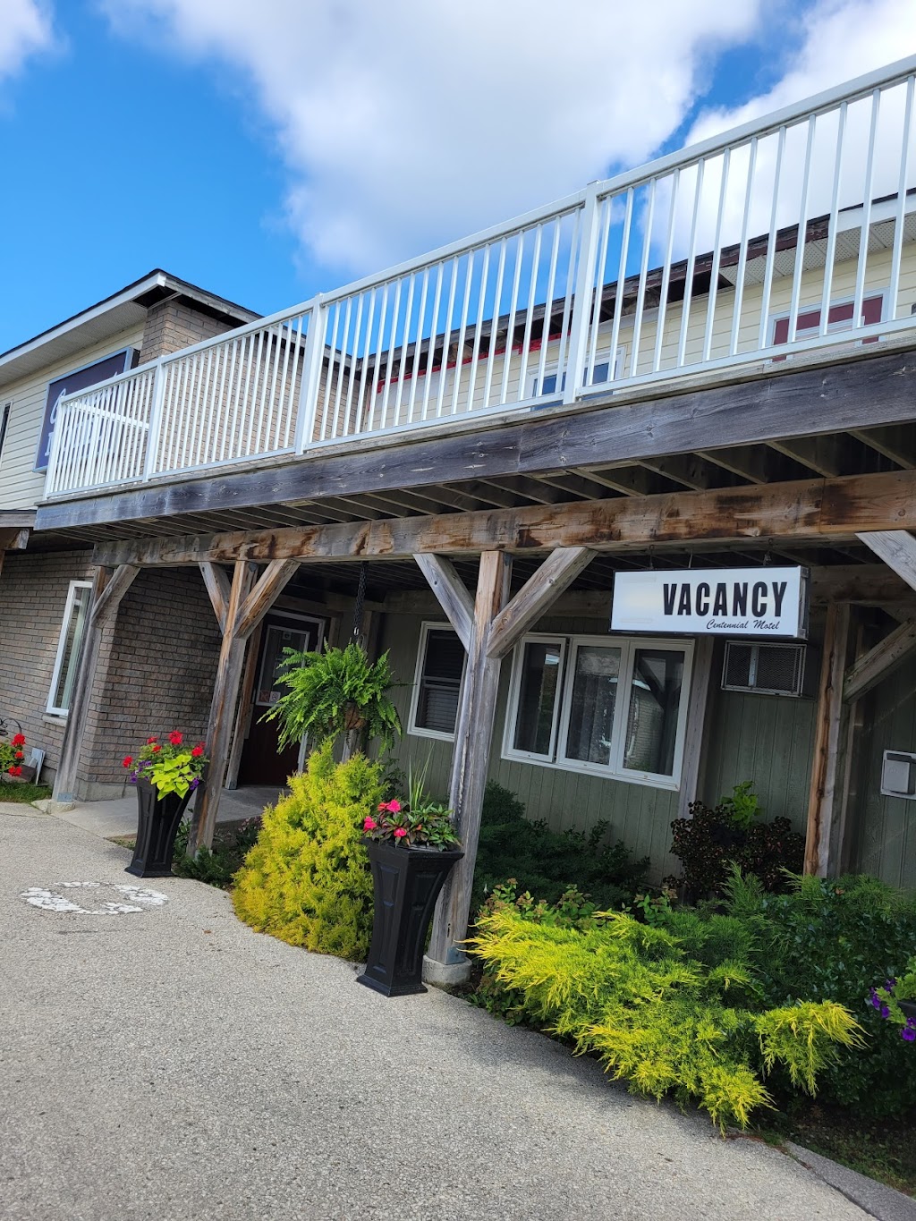 Centennial Motel | 10 Sauble Falls Pkwy, Sauble Beach, ON N0H 2G0, Canada | Phone: (519) 422-1531