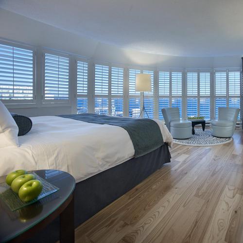 Radisson Admiral Hotel Toronto-Harbourfront | 249 Queens Quay W, Toronto, ON M5J 2N5, Canada | Phone: (416) 203-3333