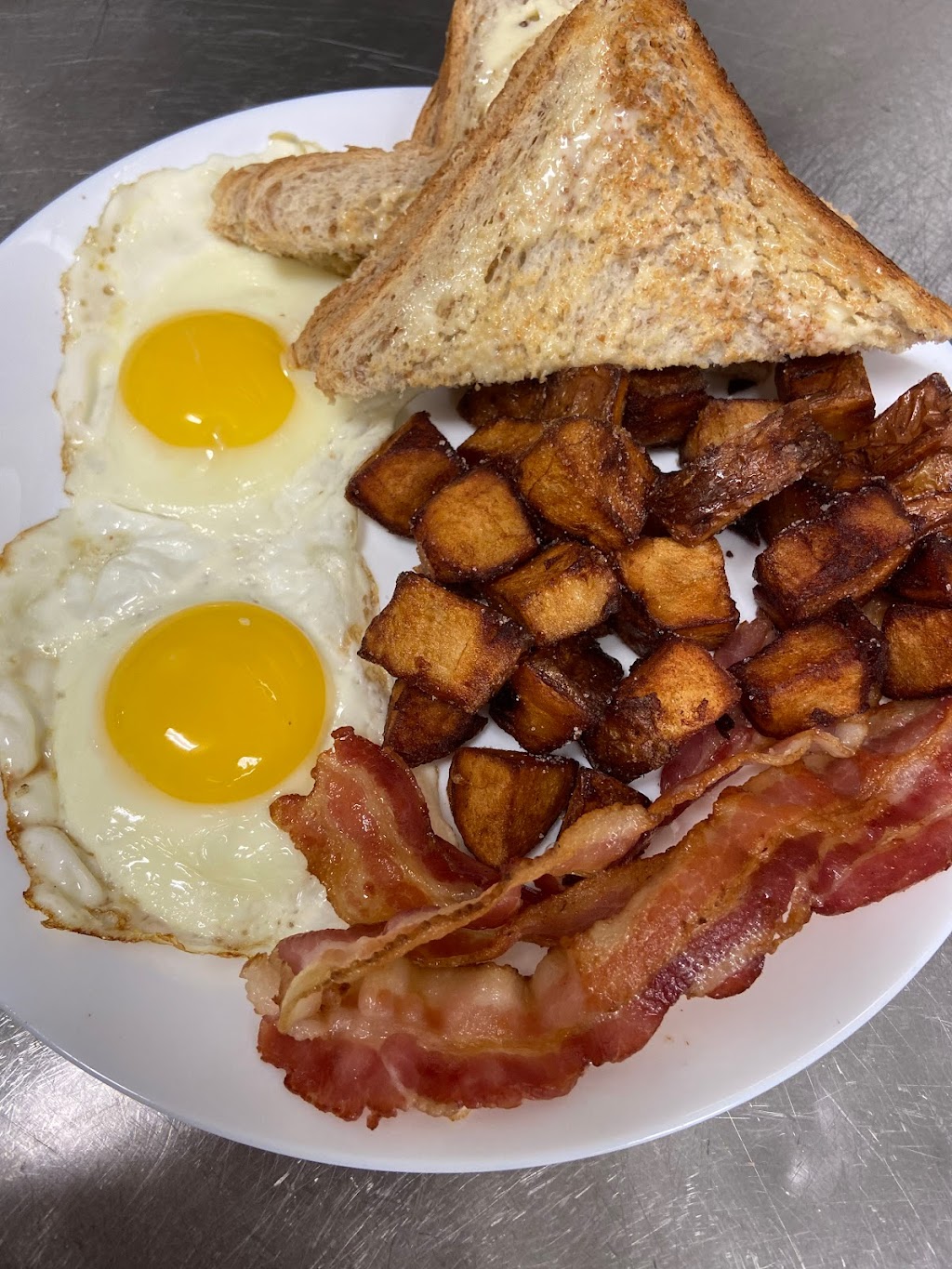 Border 9 Bar and Grill | 5 South Ave, Emerson, MB R0A 0L0, Canada | Phone: (204) 373-2015
