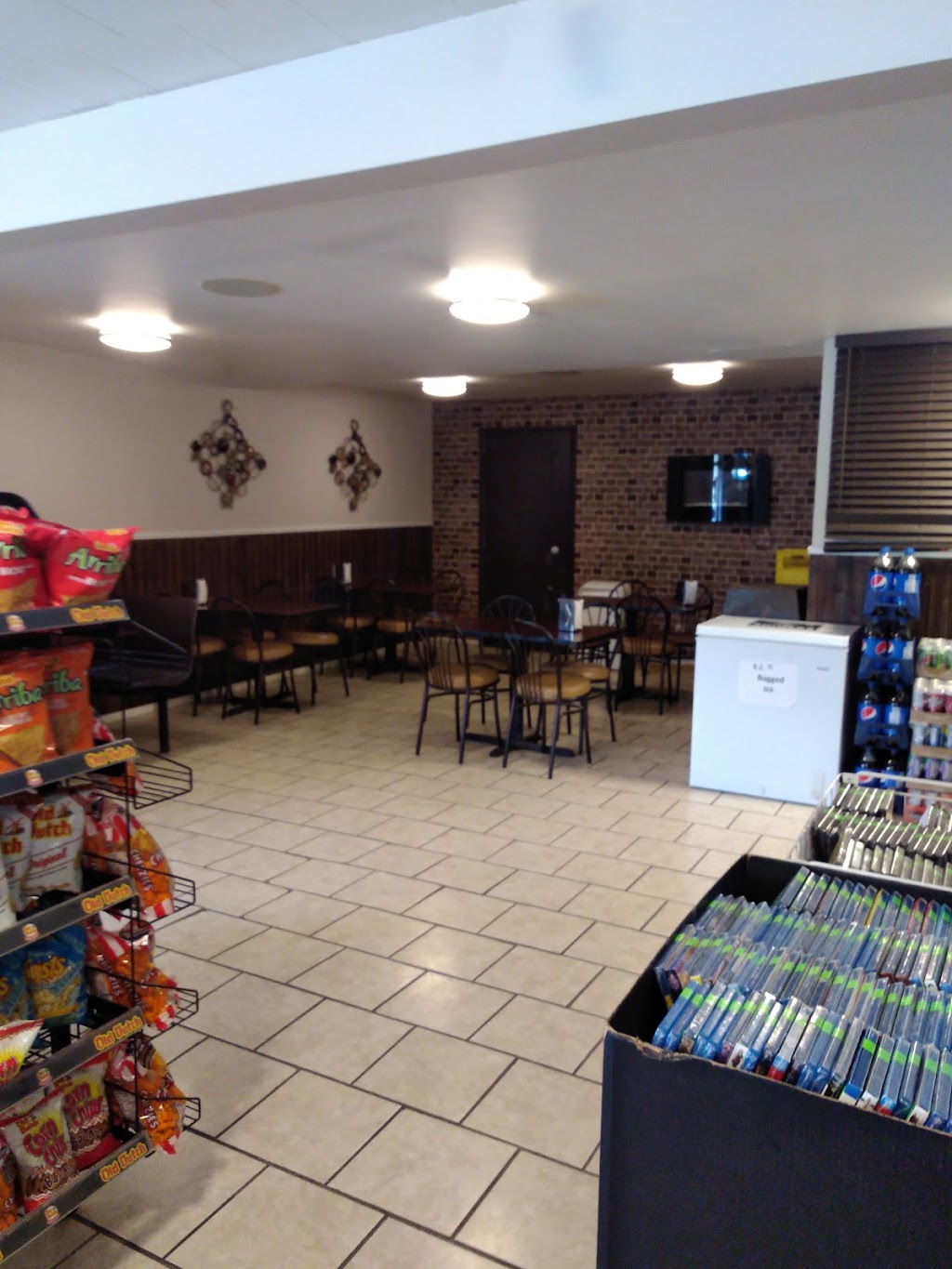 G & C / Pacos Pizza & Chicken | 98 3 Ave, Gimli, MB R0C 1B0, Canada | Phone: (204) 642-8742