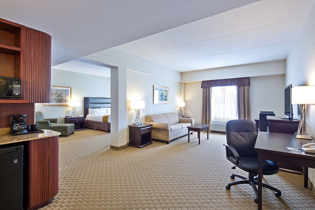 Holiday Inn Express & Suites Ottawa Airport | 2881 Gibford Dr, Ottawa, ON K1V 2L9, Canada | Phone: (613) 247-9500