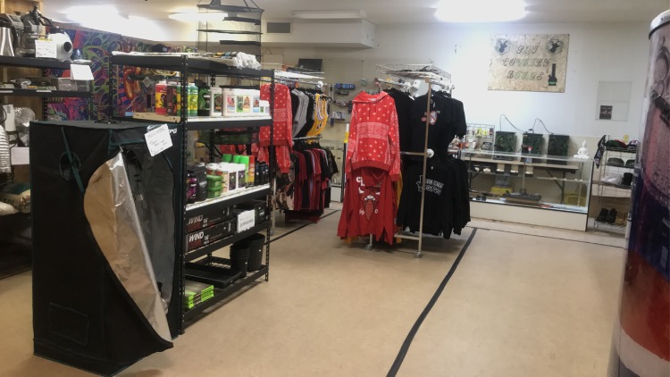 Pot Country Bongs | Lot 40/41, Hodgson, MB R0C 1N0, Canada | Phone: (204) 372-6927