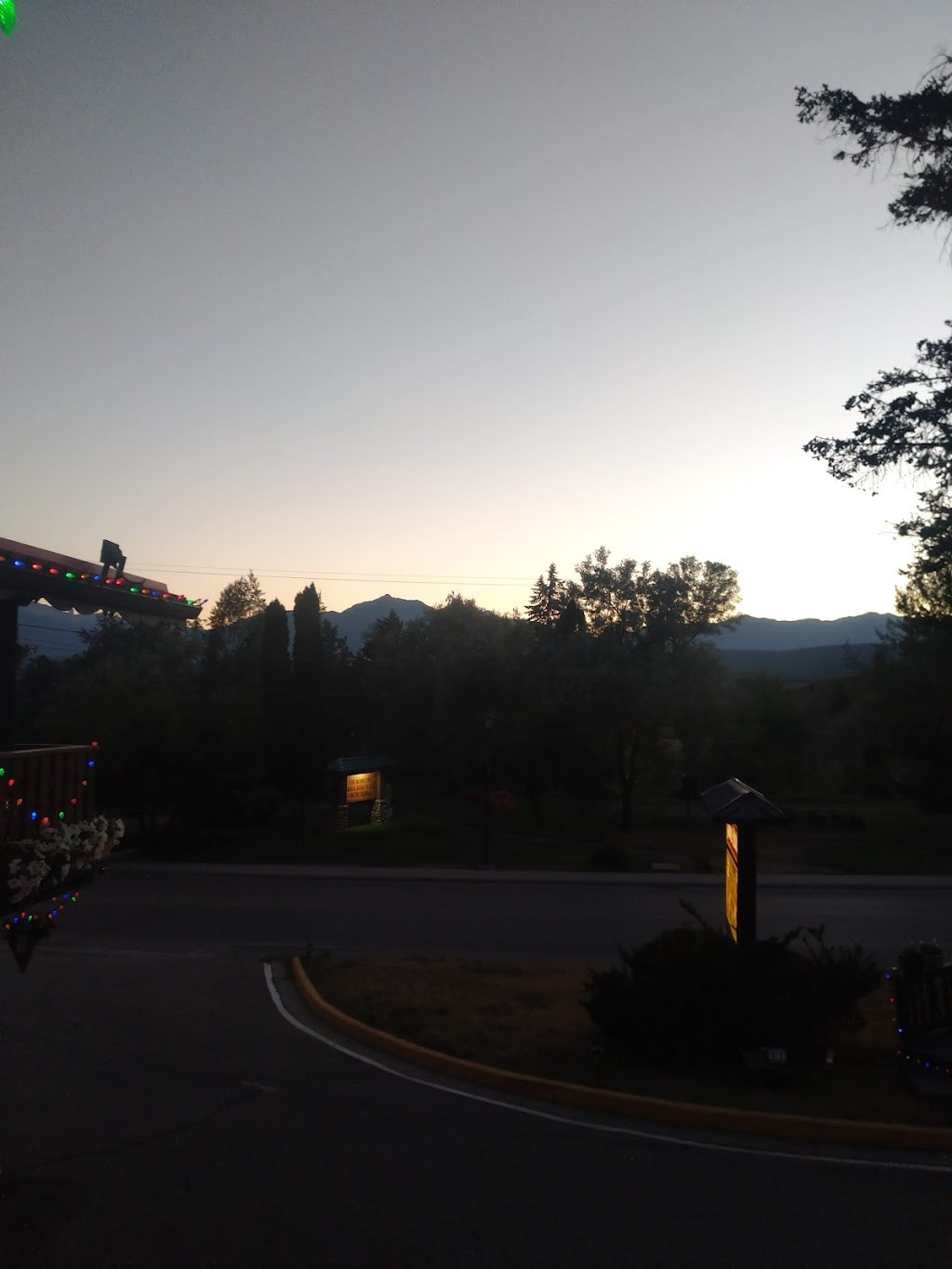 Gables Motel | 5028 BC-93, Radium Hot Springs, BC V0A 1M0, Canada | Phone: (250) 347-9866
