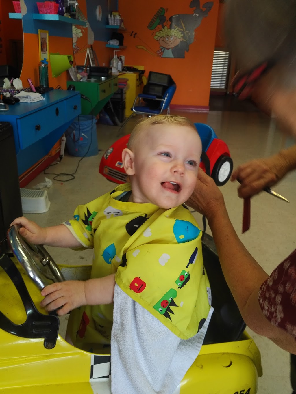 Max & Oskars Childrens Hair Studio | 317 Adelaide St S, London, ON N5Z 3L2, Canada | Phone: (519) 936-1890