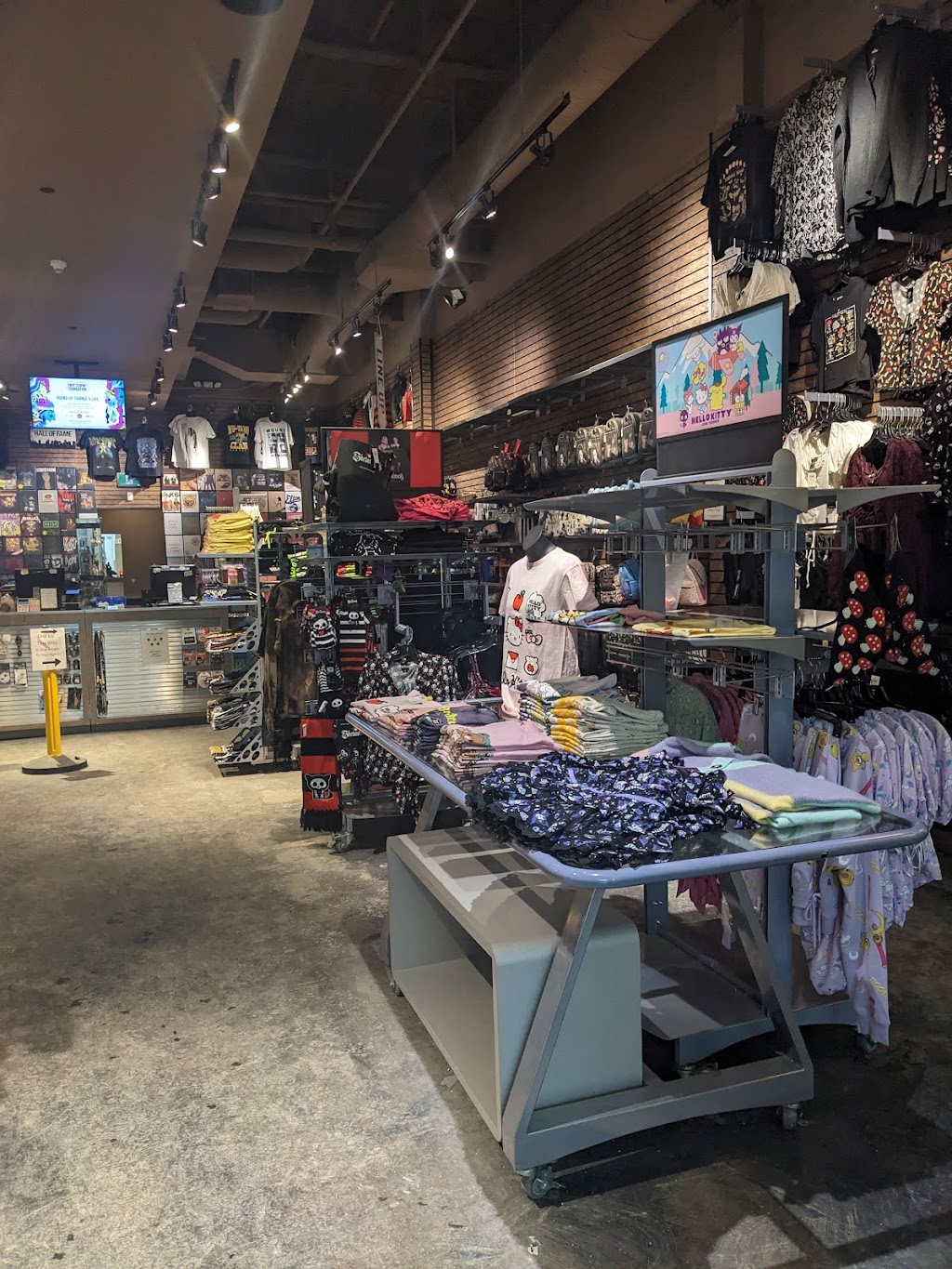 Hot Topic | 1485 Portage Ave RM 240, Winnipeg, MB R3G 0W4, Canada | Phone: (204) 615-0216