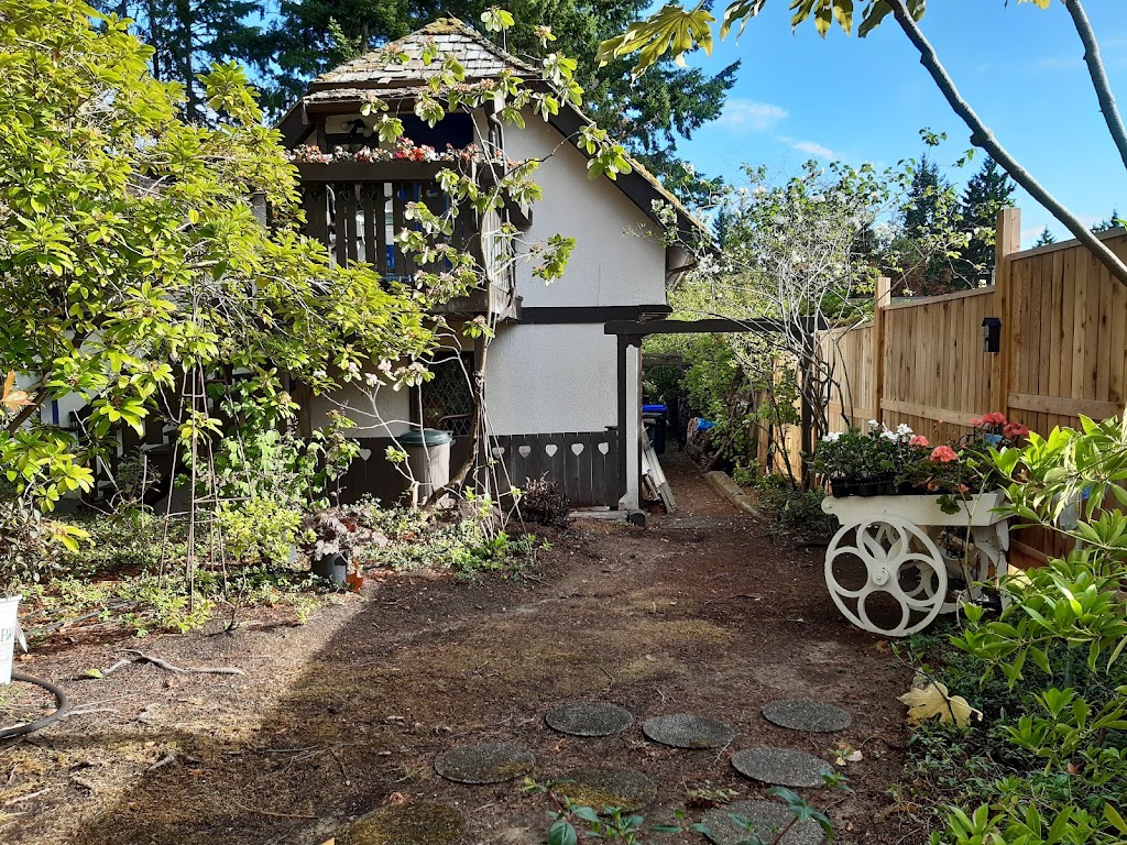 Blue Willow Guest House | 524 Quatna Rd, Qualicum Beach, BC V9K 1B4, Canada | Phone: (250) 752-9052