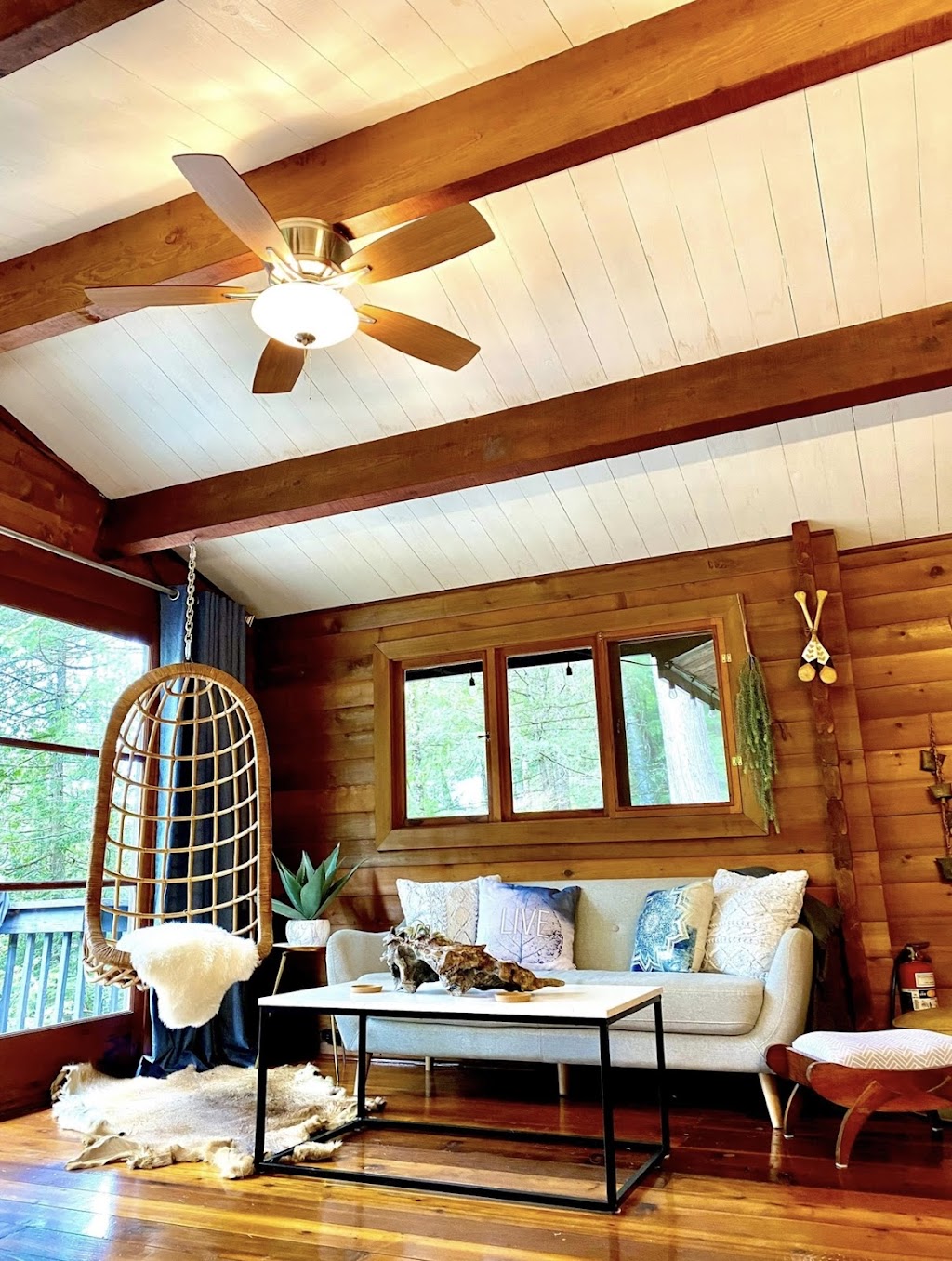 Chalet l’Escapade des cèdres | 17 Chem. des Écureuils, Val-des-Monts, QC J8N 1J2, Canada | Phone: (613) 203-5113