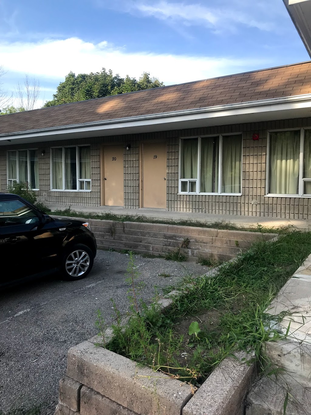 Clarkson Village Motel - 1815 Lakeshore Rd W, Mississauga, ON L5J 1J7