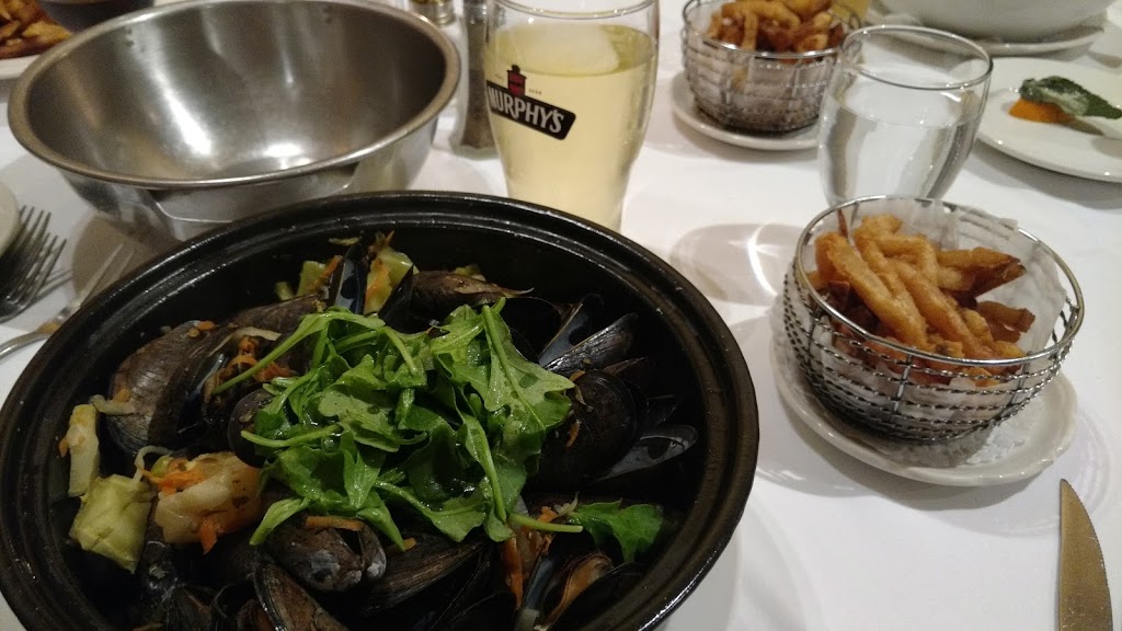 Comme Chez Soi Restaurant | 297 Chemin du Bord-du-Lac, Pointe-Claire, QC H9S 4L4, Canada | Phone: (514) 693-9555