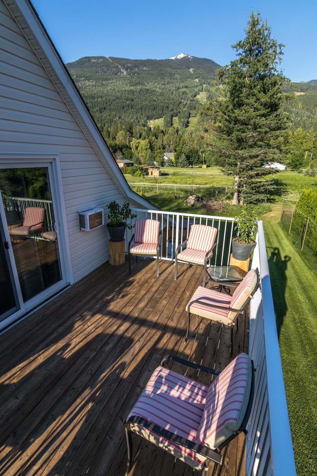 Valley Retreat Revelstoke | 3250 Airport Way, Revelstoke, BC V0E 2S1, Canada | Phone: (250) 200-1136