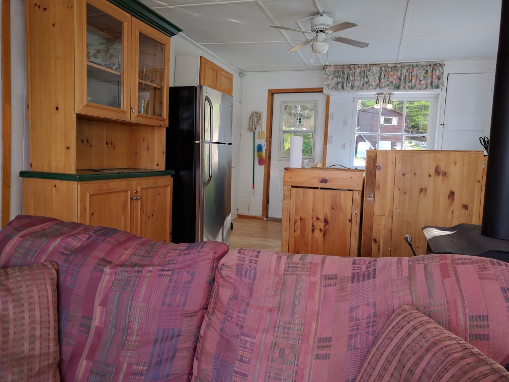 Chalet Colibri no. 5 | 4050 Chemin du Lac Gagnon O, Duhamel, QC J1V 1G0, Canada | Phone: (613) 799-4321