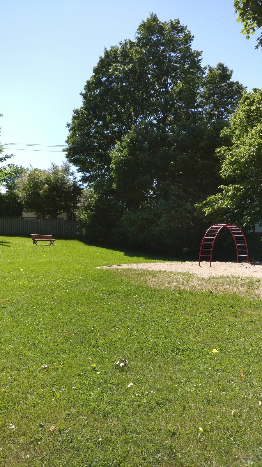 Parc Montrose | Av Elm, Beaconsfield, QC H9W, Canada | Phone: (514) 428-4400