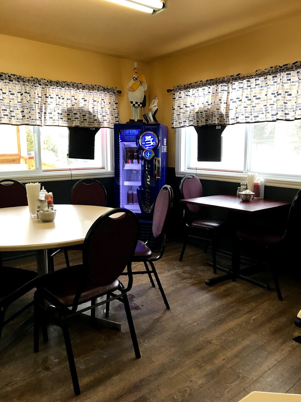 Casse-Croute Chez Claudette | 150 Chemin de Ste Marguerite, Sainte-Marguerite-du-Lac-Masson, QC J0T 1L0, Canada | Phone: (450) 228-2633