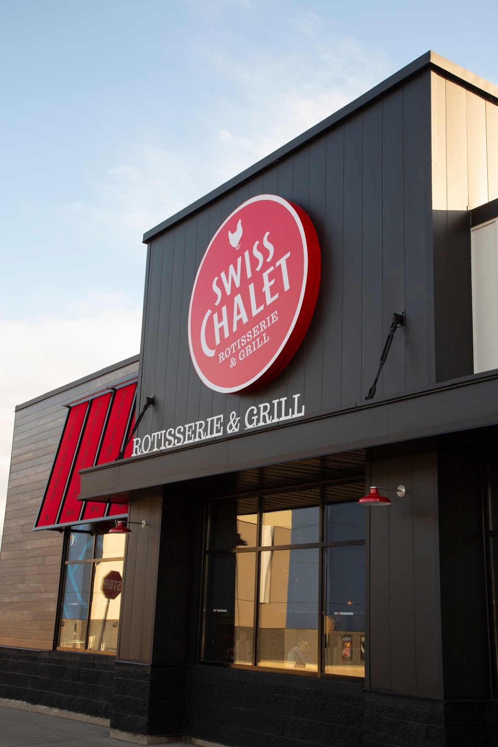 Swiss Chalet Rotisserie & Grill | 44-1111 Davis Dr, Newmarket, ON L3Y 8X2, Canada | Phone: (905) 853-3311