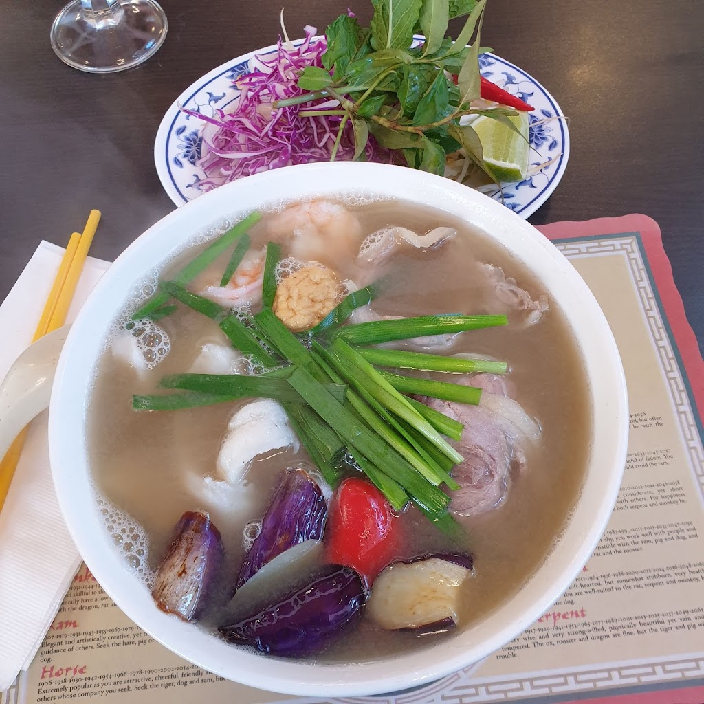 Pho Que Huong | restaurant | 678 Ellice Ave, Winnipeg, MB R3G 0A9, Canada | 2046915105 OR +1 204-691-5105