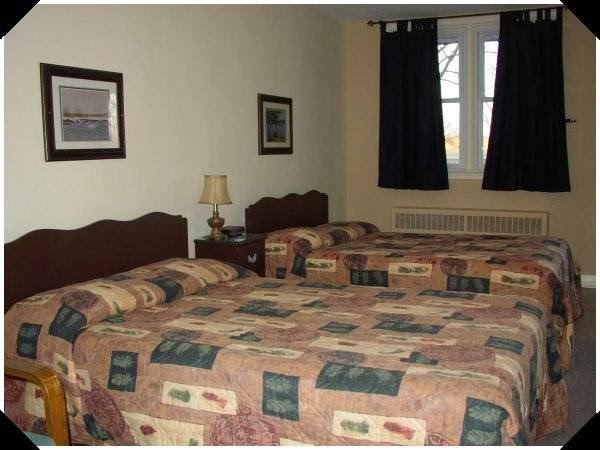 Parker House Motel | 77575 London Rd, Clinton, ON N0M 1L0, Canada | Phone: (519) 482-3469