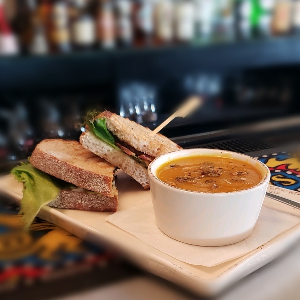 Murphys Lockside Pub & Patio | 3 May Street P.O. Box 178, Fenelon Falls, ON K0M 1N0, Canada | Phone: (705) 887-1100