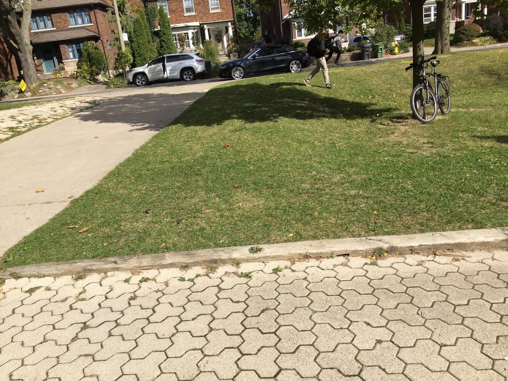 Lawrence Park Collegiate Institute | 125 Chatsworth Dr, Toronto, ON M4R 1S1, Canada | Phone: (416) 393-9500