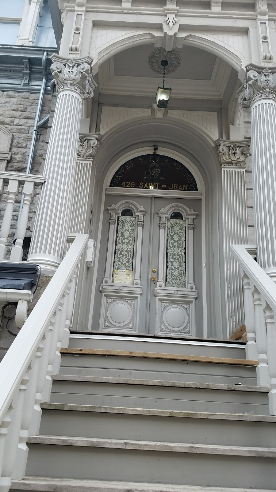 Chateau Du Faubourg | 429 Rue Saint-Jean, Québec, QC G1R 1P3, Canada | Phone: (418) 524-2902