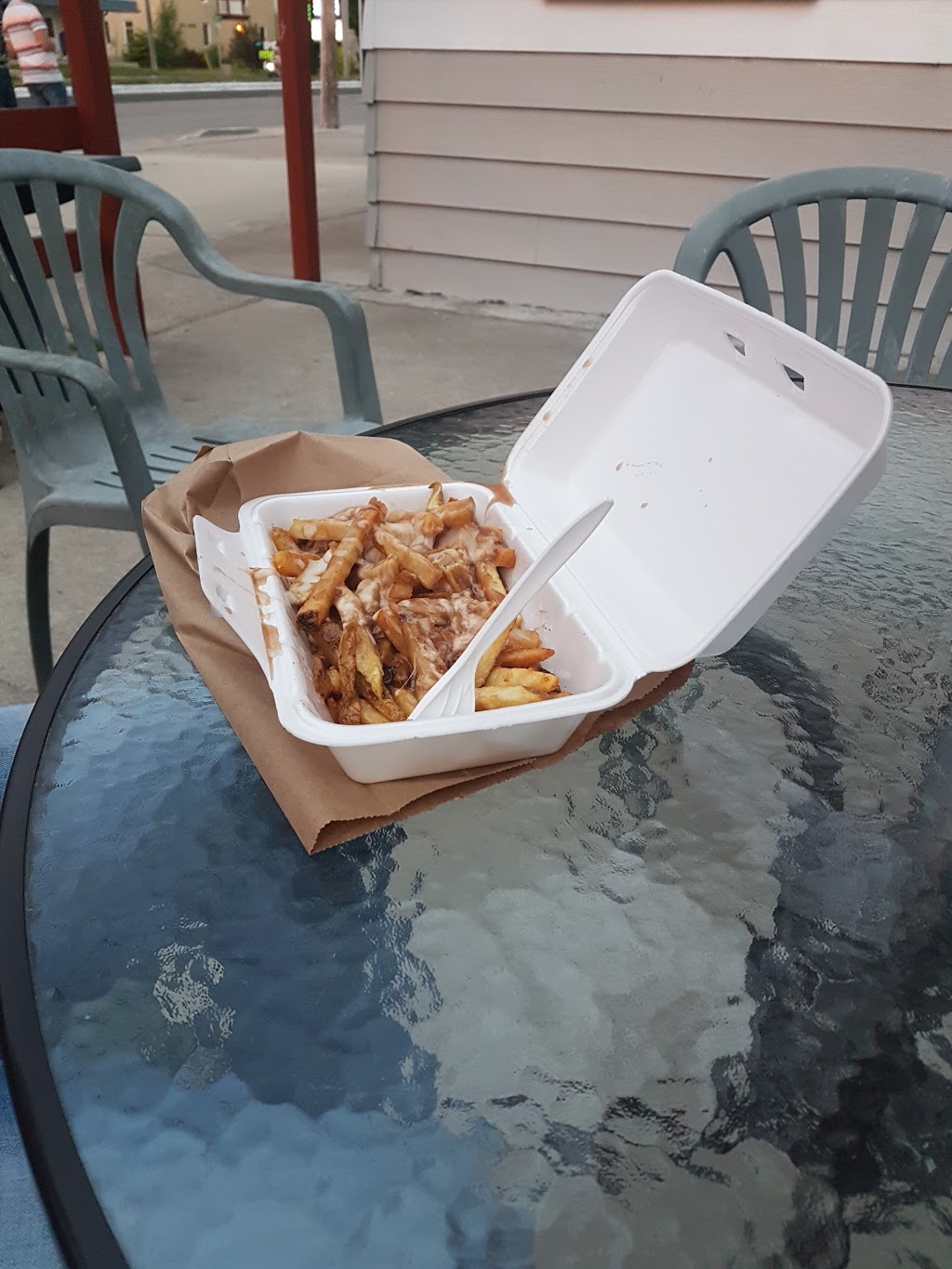 Vickys Drive Inn | 122 Central Ave, Ste. Anne, MB R5H 1C2, Canada | Phone: (204) 422-6883