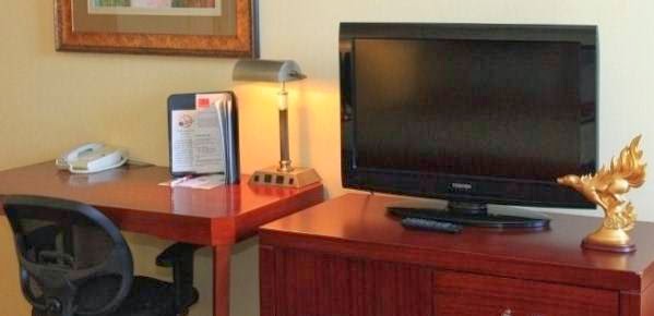 Econo Lodge Causeway Bay | 4420 16 Ave NW, Calgary, AB T3B 0M4, Canada | Phone: (403) 288-7115